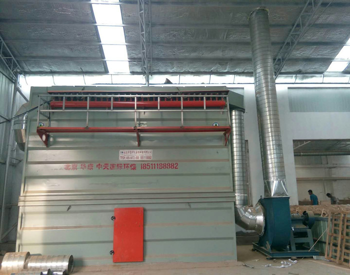 我公司為家具廠設(shè)計(jì)、制作的<strong>大型脈沖袋式除塵器</strong>
