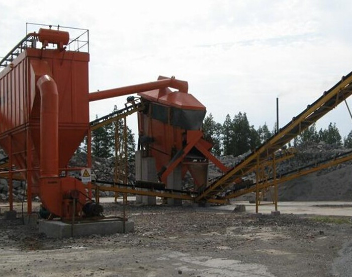 我公司為山西某礦業(yè)有限公司設(shè)計(jì)、制作、安裝的<strong>布袋除塵器</strong>